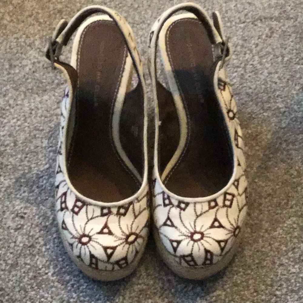 Cute flower wedge shoes!